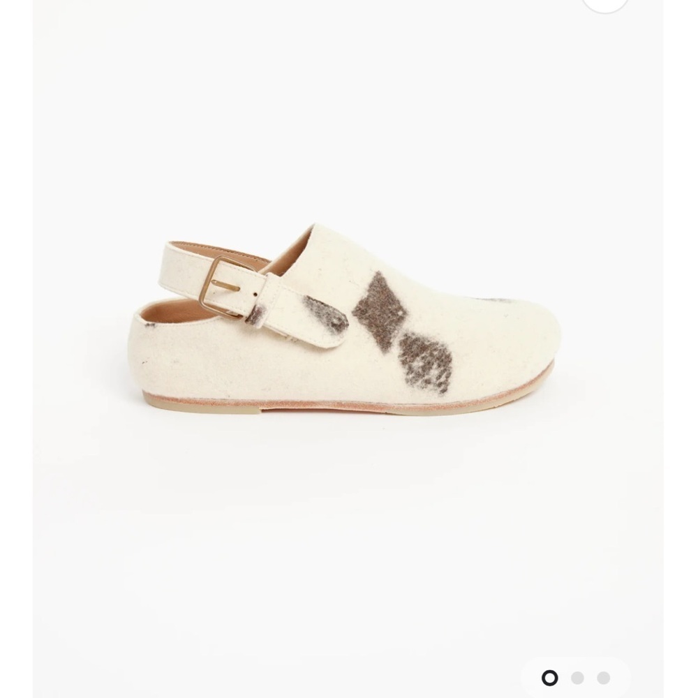 FELT BUCKLE CLOGS